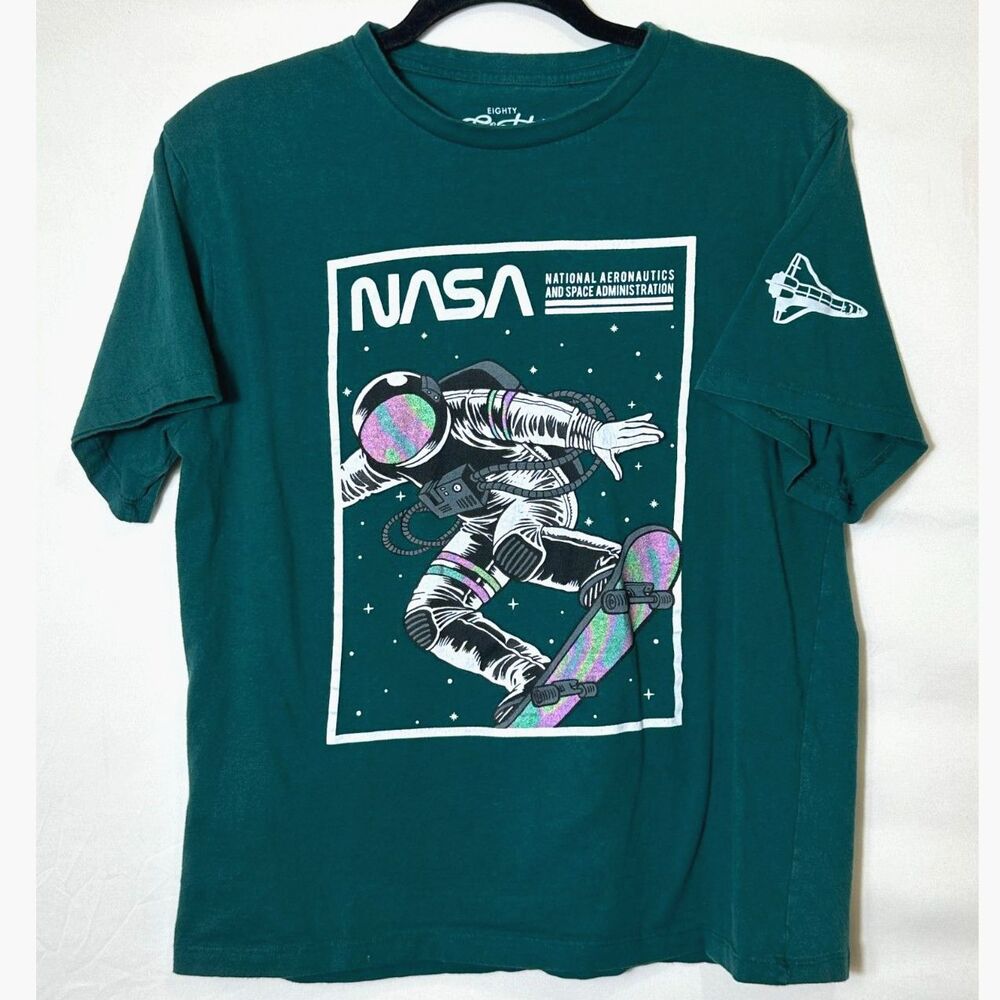 Eighty Eight Youth NASA Astronaut Skateboarding Holographic Tee Size 16 Green